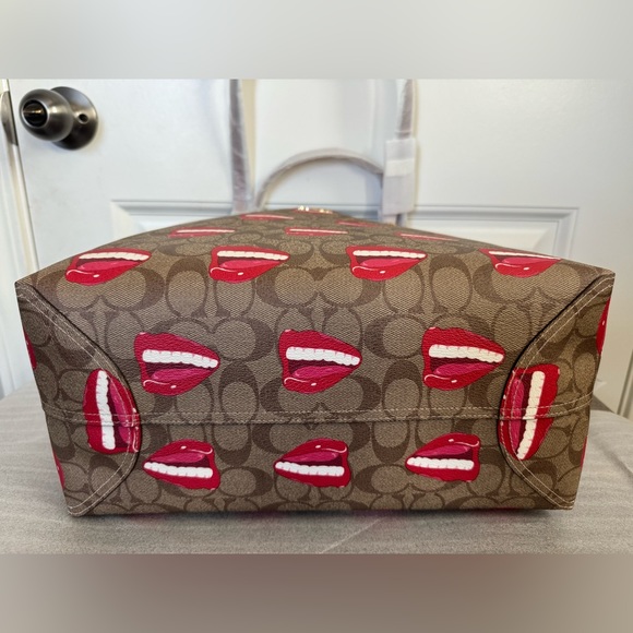 NWT Coach Tote In Signature Canvas - Picture 10 of 14